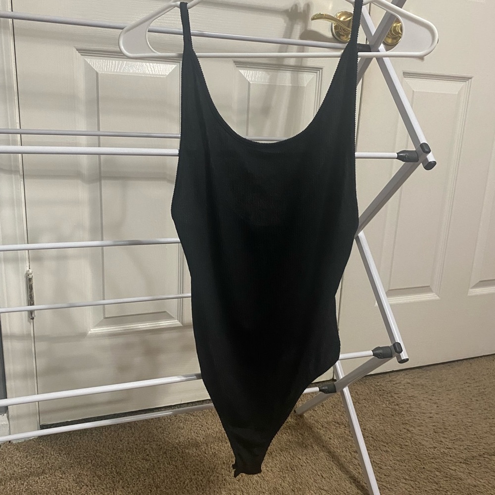 BLACK RIBBED LOW BACK BODYSUIT